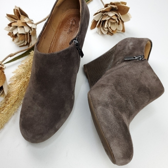 Clark's Artisan Brown Suede Emboss Ankle Boots 9.5 - Picture 2 of 14